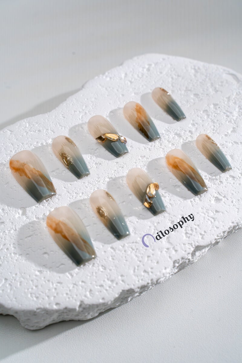 Nailosophy أظافر فاخرة مصنوعة يدويًا باللونين الأزرق الداكن والعنبر مع زينة ذهبية ثلاثية الأبعاد | شكل كوفين - Image 1